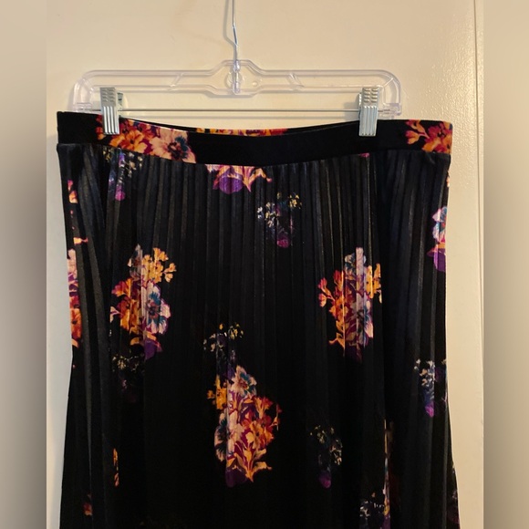 Anthropologie Maeve Black Floral Velvet Pleated Midi Skirt Size Large - Picture 5 of 11